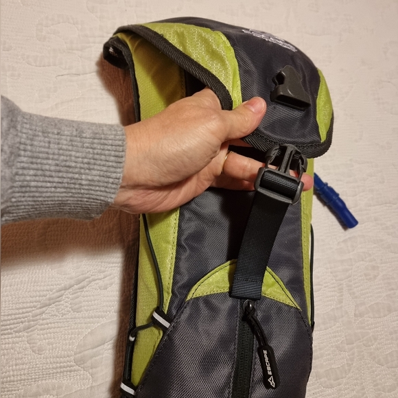🩶Host Pick🩶Escape 2L hydration backpack hiking running - Picture 2 of 16